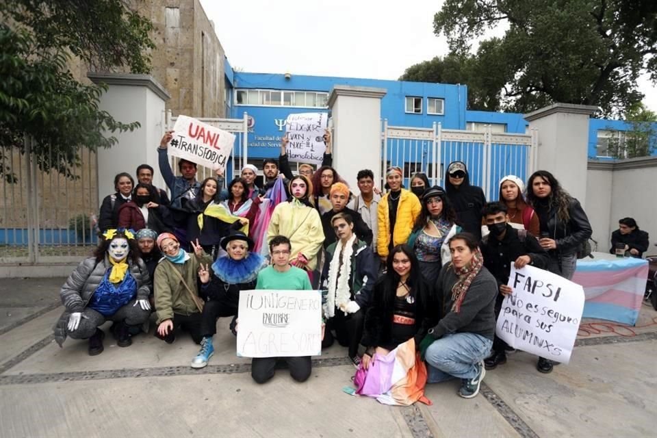 Al filo de las 15:00 horas, unas 50 personas llegaron al punto para acompañar a Loren Daniel