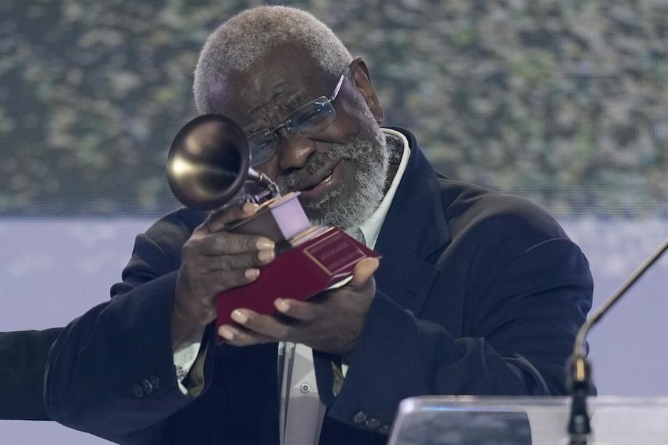 El bajista mexicano Abraham Laboriel fue homenajeado en el Latin Grammy; el Consejo Directivo del Latin Grammy le otorgó un premio.