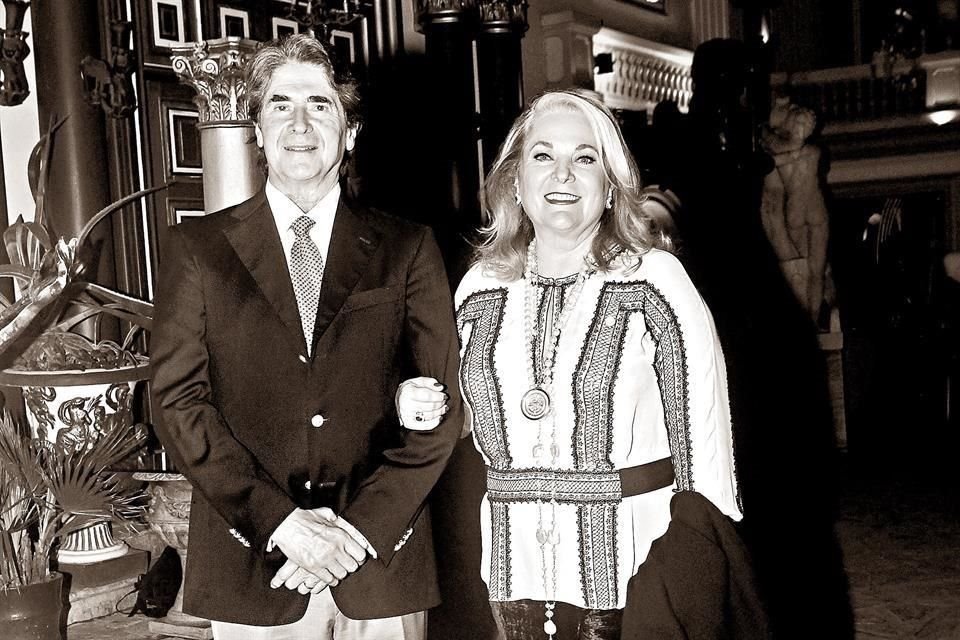 CON SU ESPOSA. Liliana Melo de Sada, con quien contrajo matrimonio el 28 de junio de 1973