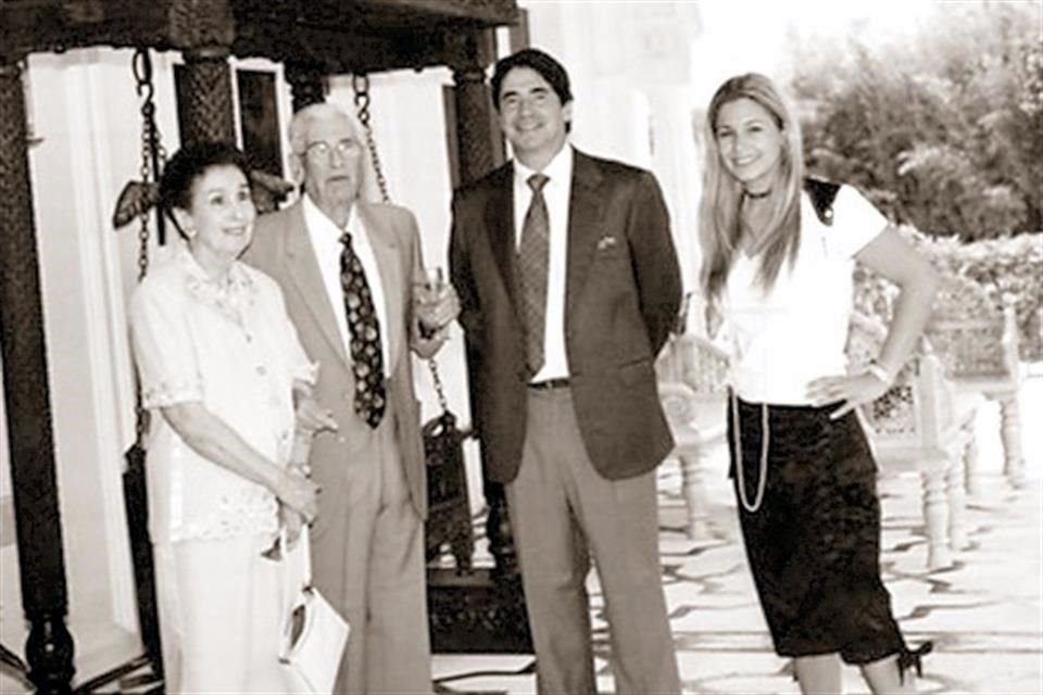 Con sus papás Nelly González de Sada y Adrián Sada Treviño, y su hija Liliana Sada Melo