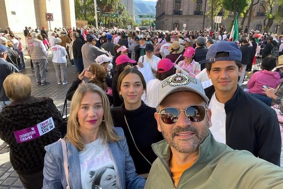 Cristy Morales de Navarro, Rafael Navarro, Eugenio Navarro Morales y Natalia Navarro Morales