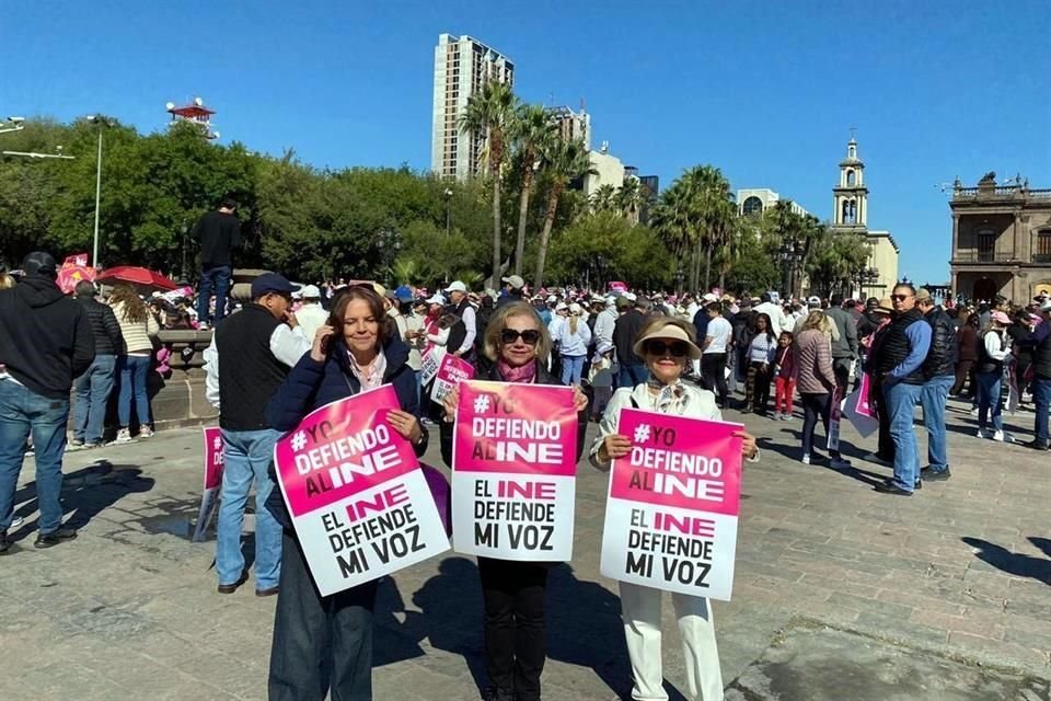 Ma. Luisa García de Flores, Mary Cerrillo y ???