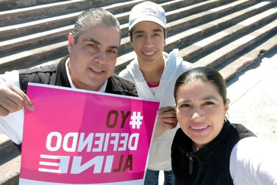 Myrthala Cordoba Casas y su esposo e hijo