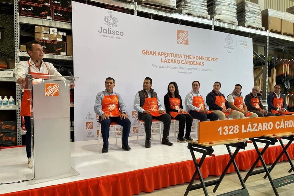 El alcalde de Guadalajara, Pablo Lemus, estuvo en la apertura del Home Depot en la Calzada Lázaro Cárdenas en la Colonia Las Torres.