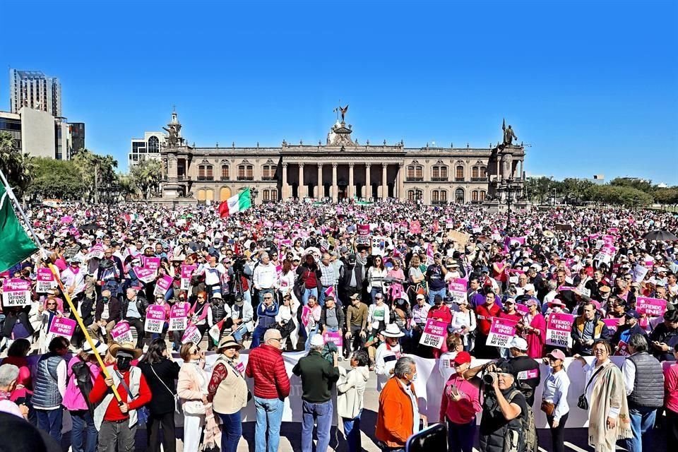 Miles de ciudadanos acuden el domingo 13 de noviembre a la Macroplaza para participar en una marcha simbólica contra las reformas que se pretenden hacer al Instituto Nacional<br>Electoral. 