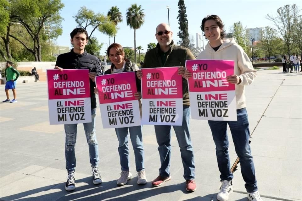 Luis Siqueiros, Paola Cuéllar, Carlos Siqueiros y Andrés Siqueiros