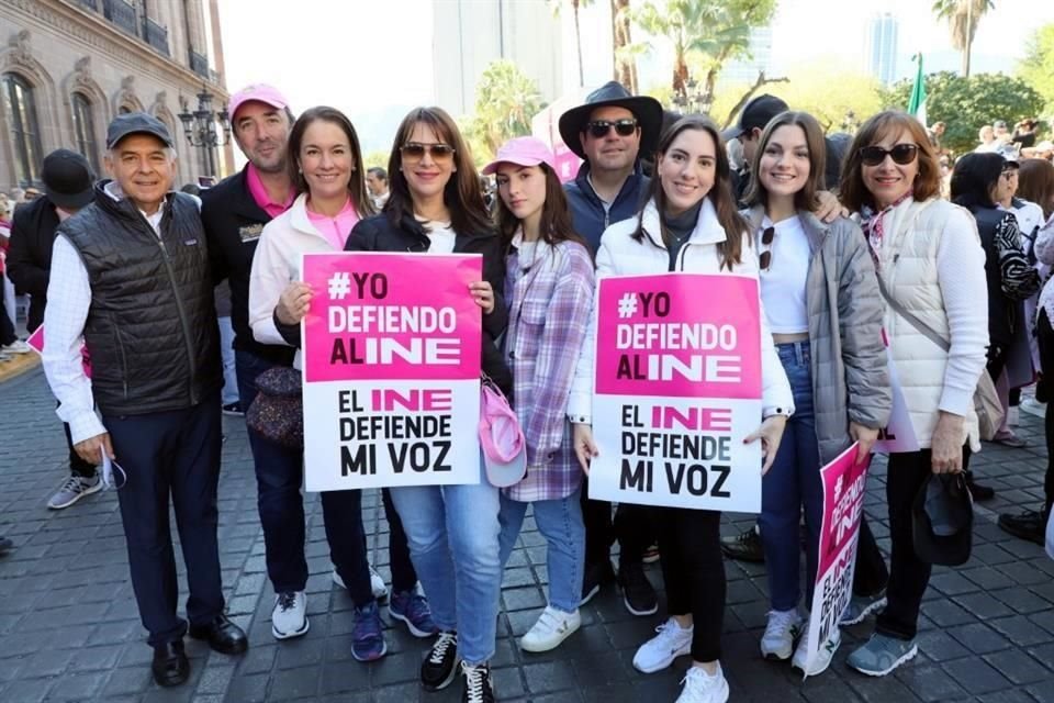 Arturo Martínez, Ángel Cueva, Marilu Reyes, Ivonne Martínez, Michelle Vega, Ivonne Vega, Alejandro Vega, Paulina Vega e Ivonne Porte