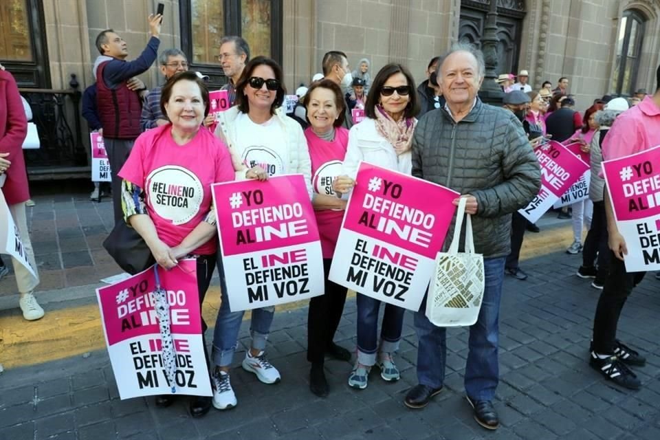 Yolanda Escamilla, Marian Escamilla, Norma Escamilla, Toña Maiz de Escamilla y Alberto Escamilla