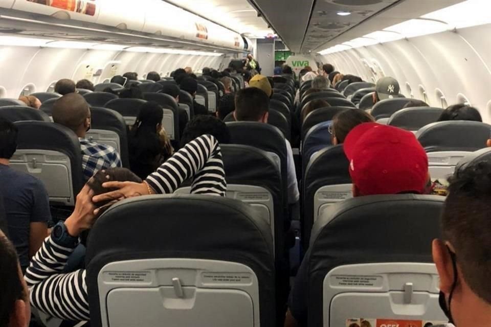Después de que les cancelaron el vuelo, los pasajeros decidieron quedarse en el avión.