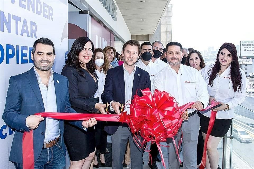 Daniel Chavarri, Presidente de AMPI, sección Monterrey; Berenice Ruiz, Broker; Sergio Felgueres, Director general de REMAX en México, y Erick Arriaga, Director comercial, hicieron el corte del listón.