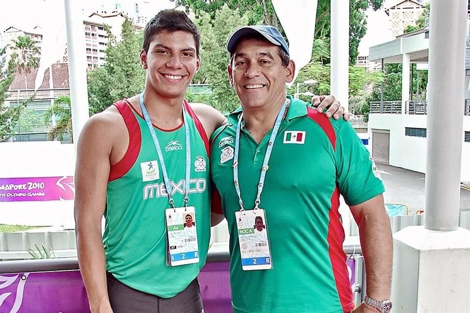 A los 16 años, con su entrenador, Alejandro Laberdesque.