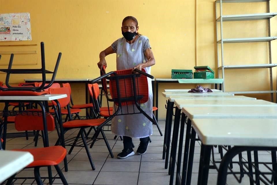 Polvo por todos lados. Trabajadores y padres se sumaron a la campaña de limpieza.