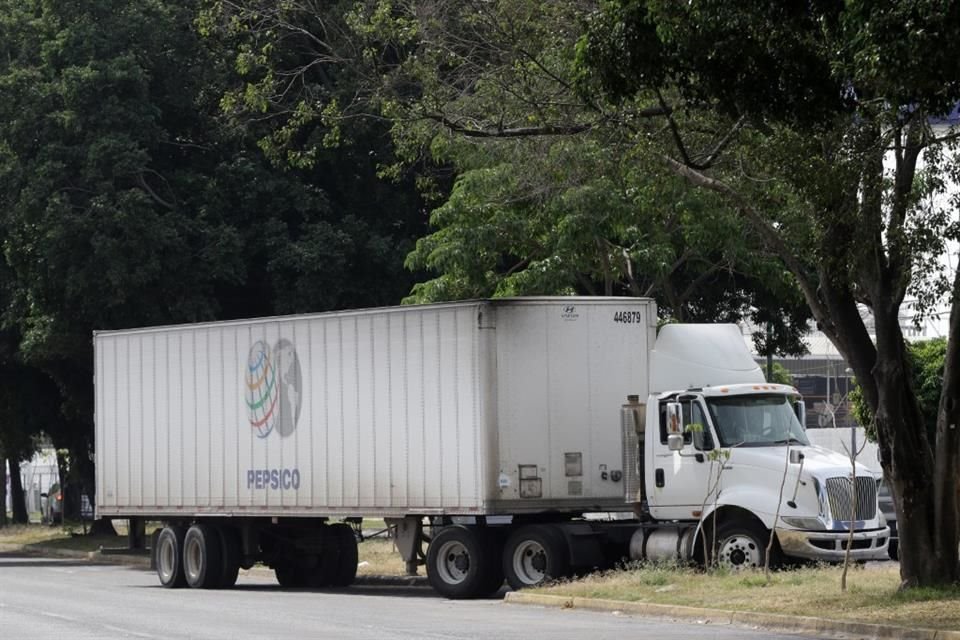 En avenida Patria, casi al cruce con Moctezuma, es común ver a tráileres que se estacionan sobre un carril de circulación.