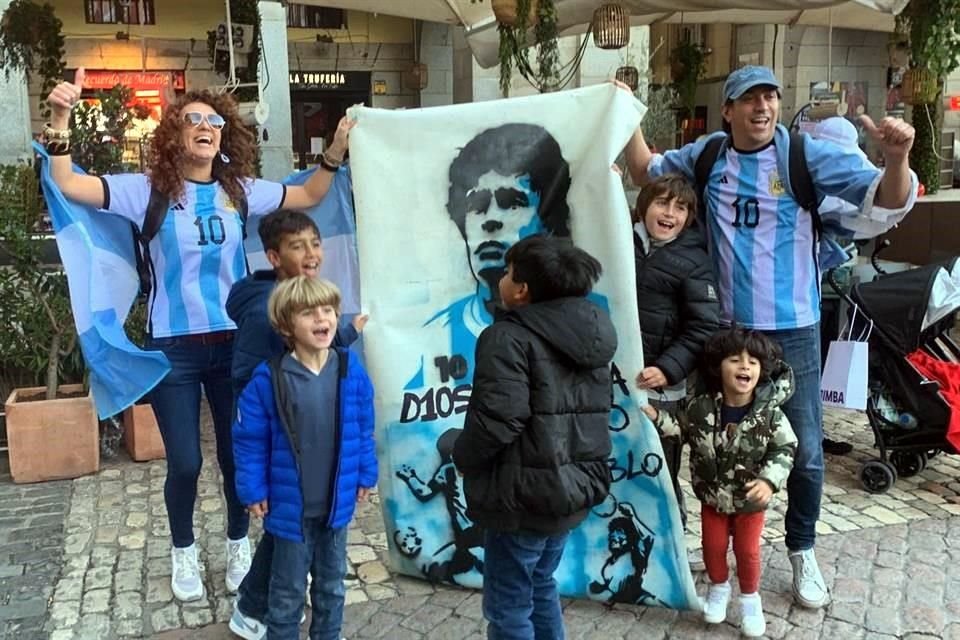 Una familia de argentinos se cruzó con varios mexicanos en España, mientras esperan el vuelo que los llevará a Qatar.