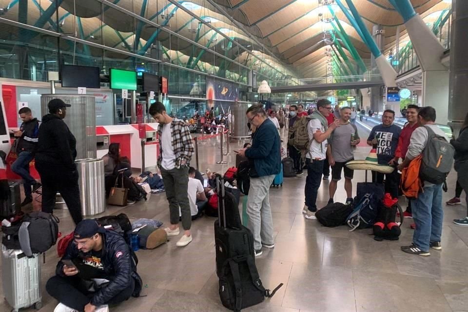 Cientos de aficionados e integrantes de prensa siguen varados en el Aeropuerto de Madrid.
