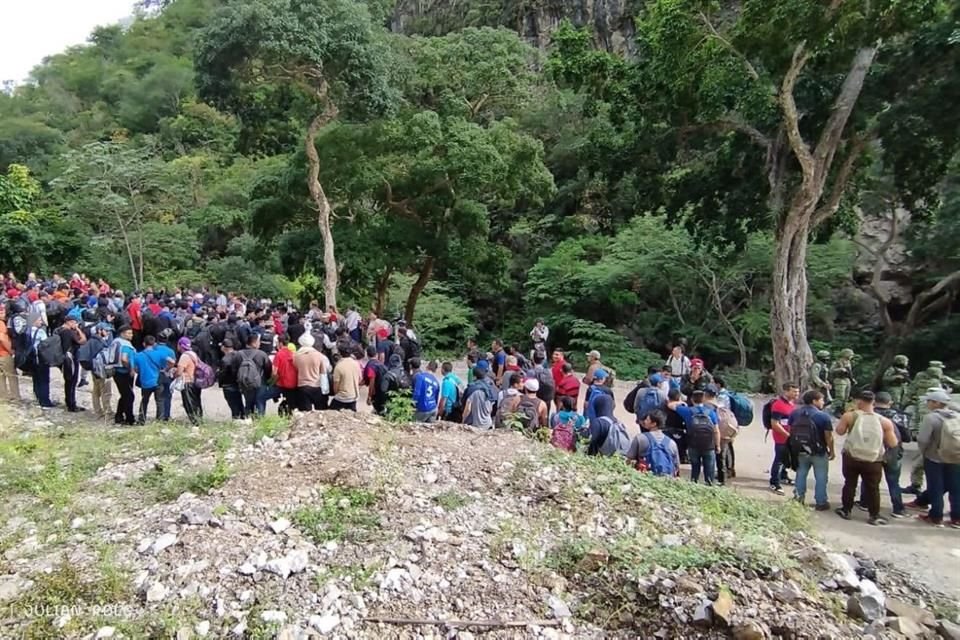 Autoridades aseguraron a 368 migrantes en un campamento clandestino en una zona montañosa del estado de Chiapas.