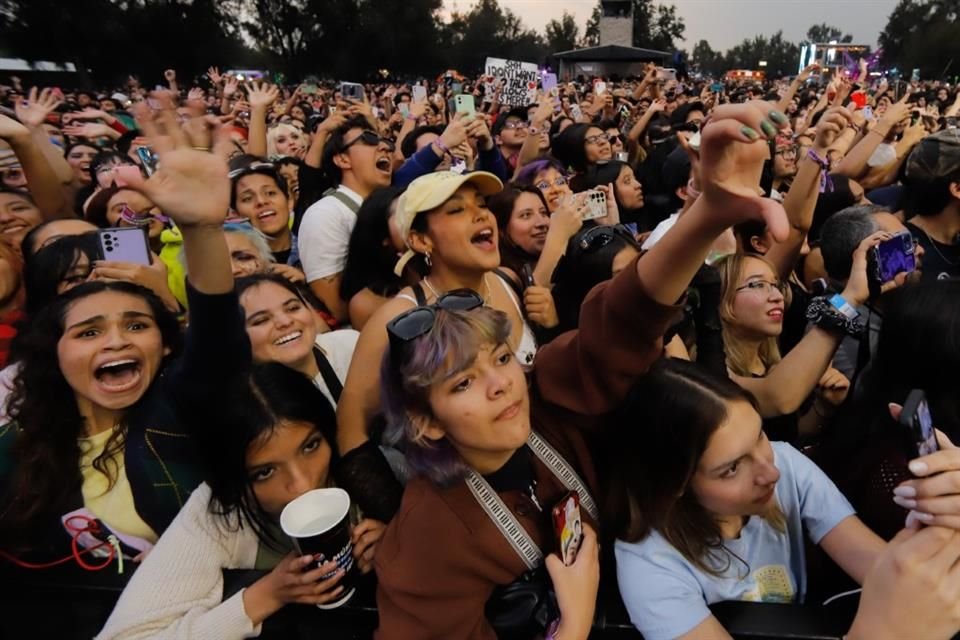 Los asistentes disfrutan el festival.