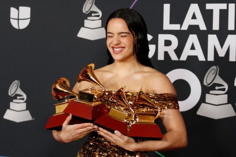 La cantante española Rosalía está sorpendida al llevarse cuatro premios en los Latin Grammy por su álbum 'Motomami'.