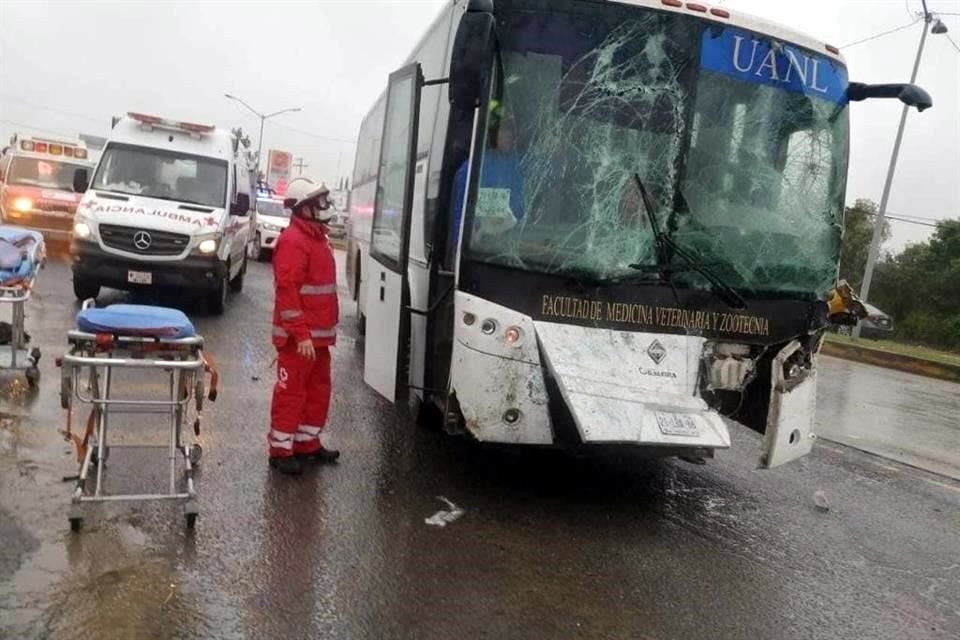 El aparatoso accidente se reportó a las 16:17 horas en el kilómetro 224 de la mencionada vía federal, a la altura de la Colonia Buena Vista, informó Protección Civil del Estado.