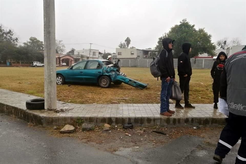 En el mismo accidente participó un automóvil que salió proyectado a la derecha de la carpeta asfáltica y terminó en una jardinera.