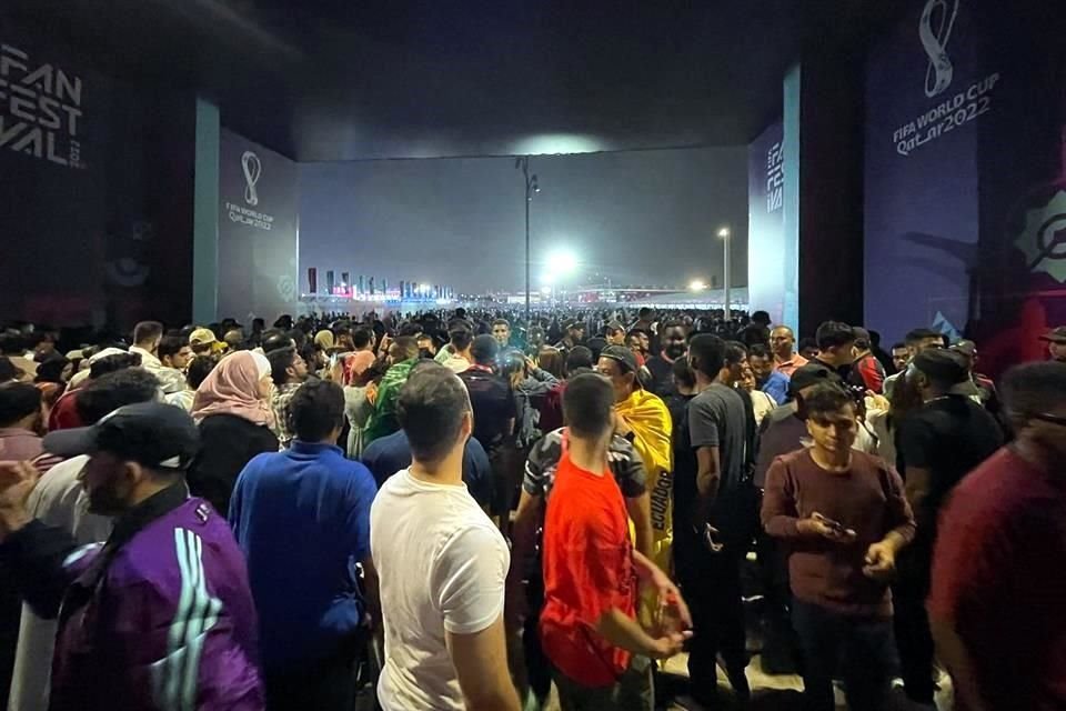 El FIFA Fan Festival en Doha lució abarrotado por cientos de aficionados.