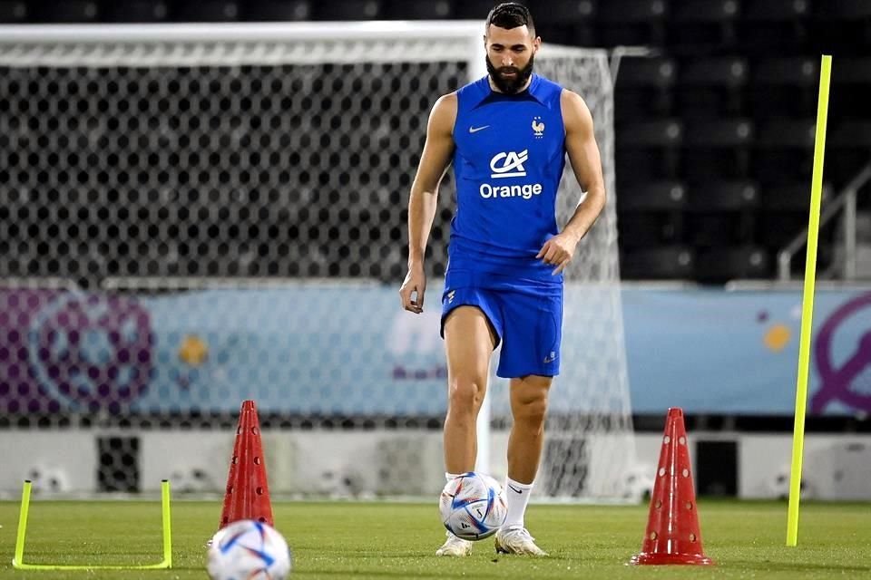 El delantero de Francia, Karim Benzema, se resintió de la lesión en un muslo y está en riesgo su participación en Qatar 2022.