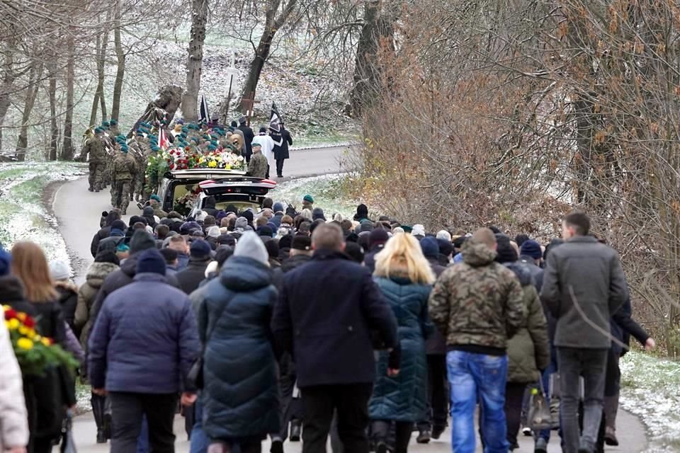 Los dolientes asisten al funeral este sábado de una de las dos víctimas de un misil que el martes golpeó un pueblo del sureste de Polonia, cerca de la frontera con Ucrania.