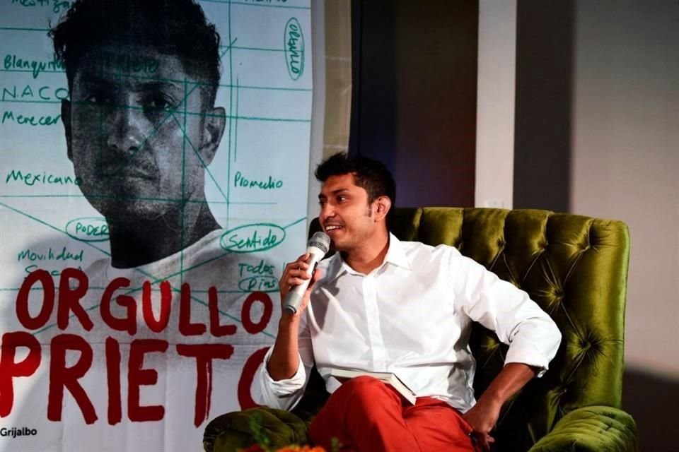 Tenoch Huerta presentó su libro 'Orgullo Prieto' en el que aborda el tema del racismo que ha tocado como parte del movimiento Poder Prieto.