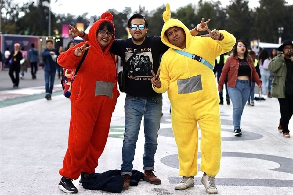 Fans llegan disfrazados de 'Teletubbies' a la Curva 4 del Autódromo Hermanos Rodríguez.