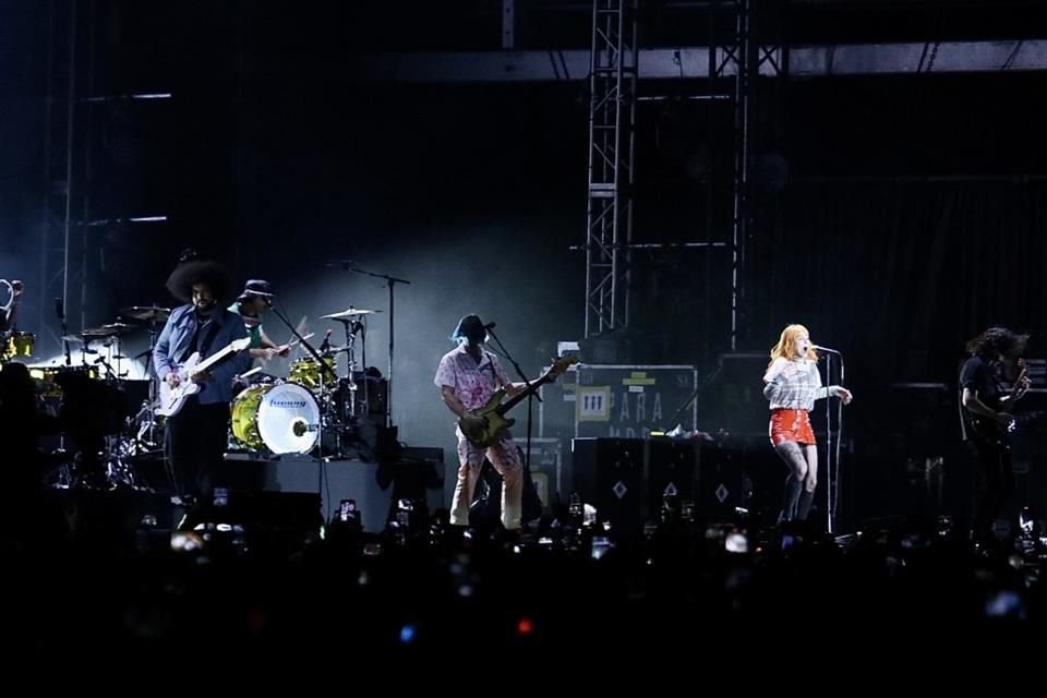 Liam Gallagher y Paramore causaron dilemas entre los asistentes del Corona Capital pues ambas presentaciones ocurrieron al mismo tiempo.