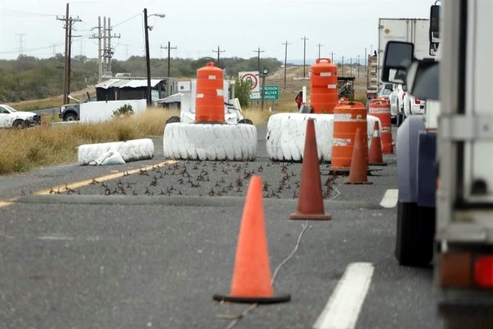 HASTA PONCHALLANTAS. Un retén de la Sedena tiene un área con poncha llantas tipo 'narco', en la Autopista a Reynosa.