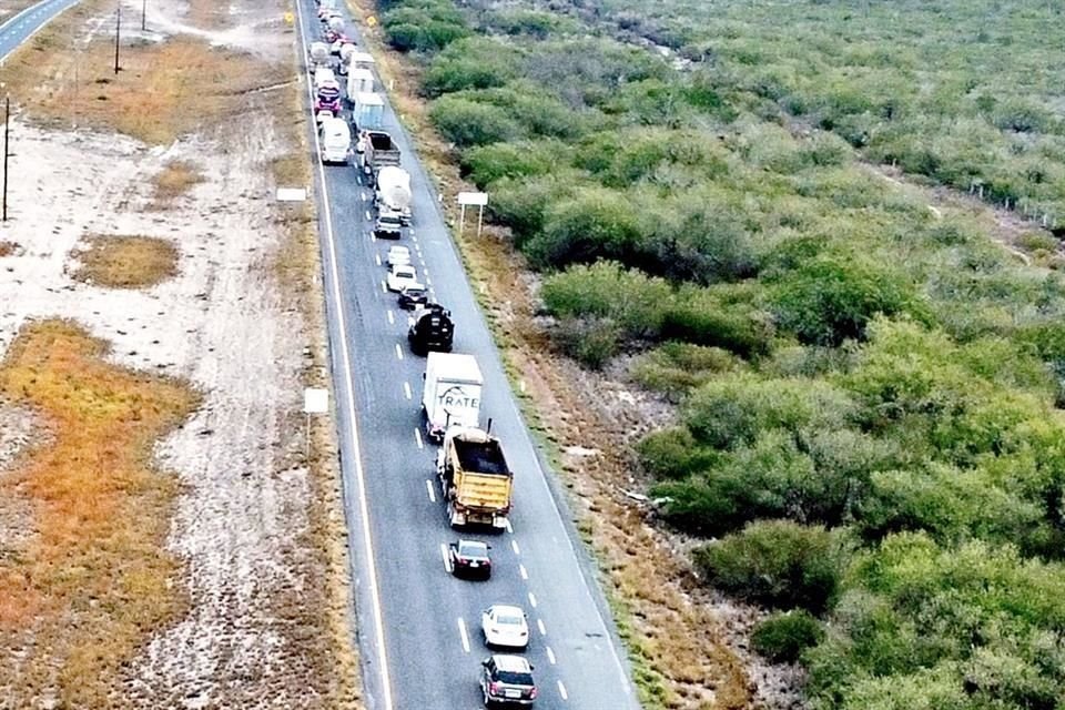 En la Autopista a Reynosa, hay retenes o filtros del SAT Nuevo León, la FGR, Sedena y controles migratorios que ocasionan largas esperas.