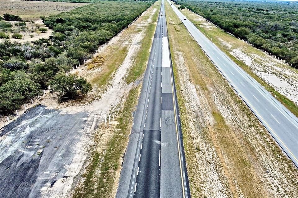 PARCHES. A la altura de Los Herreras, el pavimento de la vía a Reynosa es una zona llena de parches.