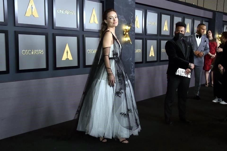 Olivia Wilde desfiló con un vestido que contrastaba el blanco y negro en tul.