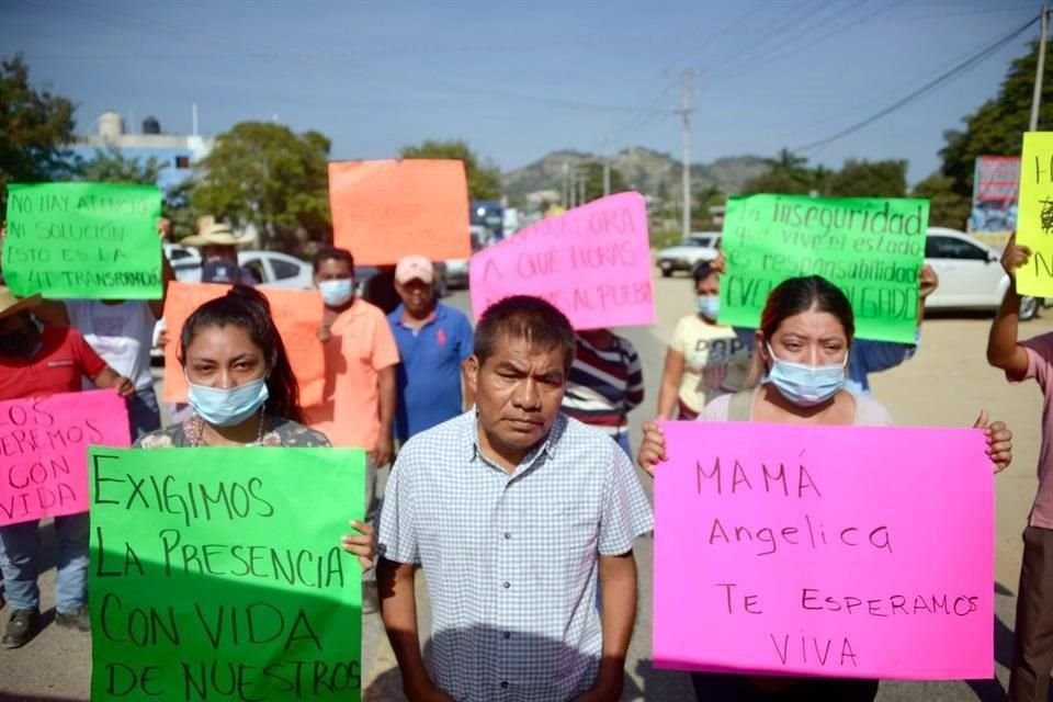 Los inconformes aseguran que mañana se internarán en colonias de Acapulco para tratar de localizar a sus familiares.