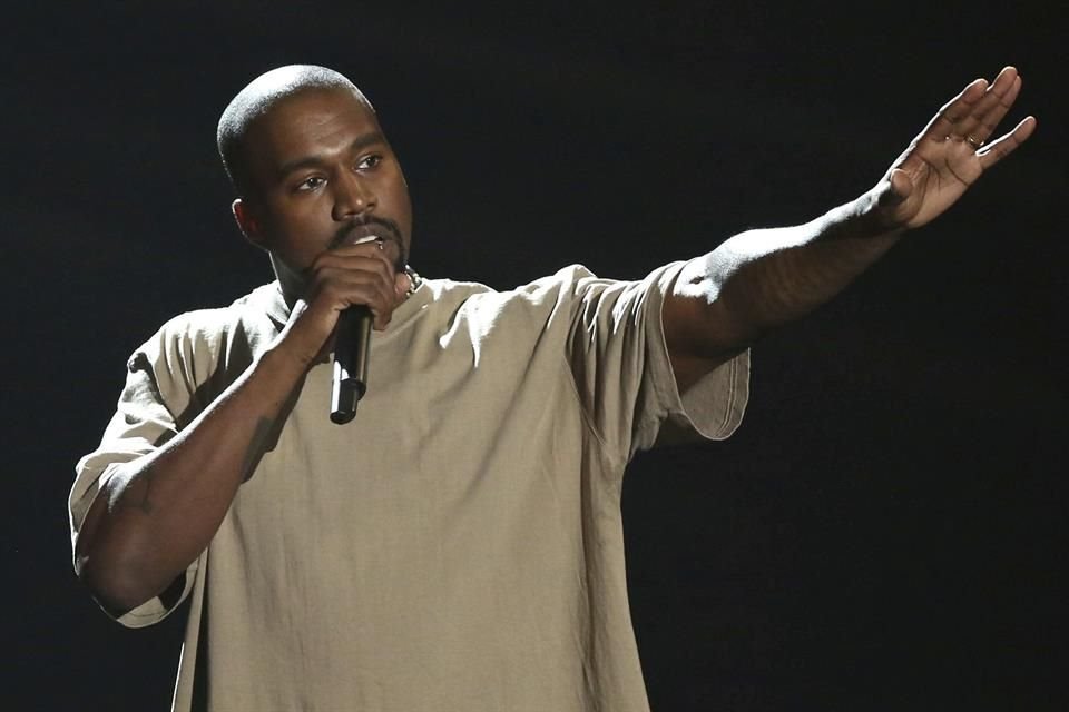 Kanye West vuelve a Twitter después de haber sido bloqueado por publicar comentarios antisemitas.