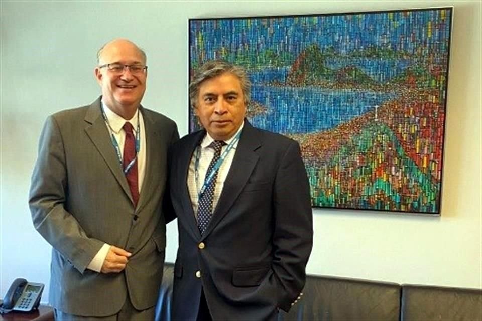 El brasileño Ilan Goldfjan, nuevo presidente del BID, con el subgobernador del Banxico, Gerardo Esquivel, quien también aspiraba al cargo.