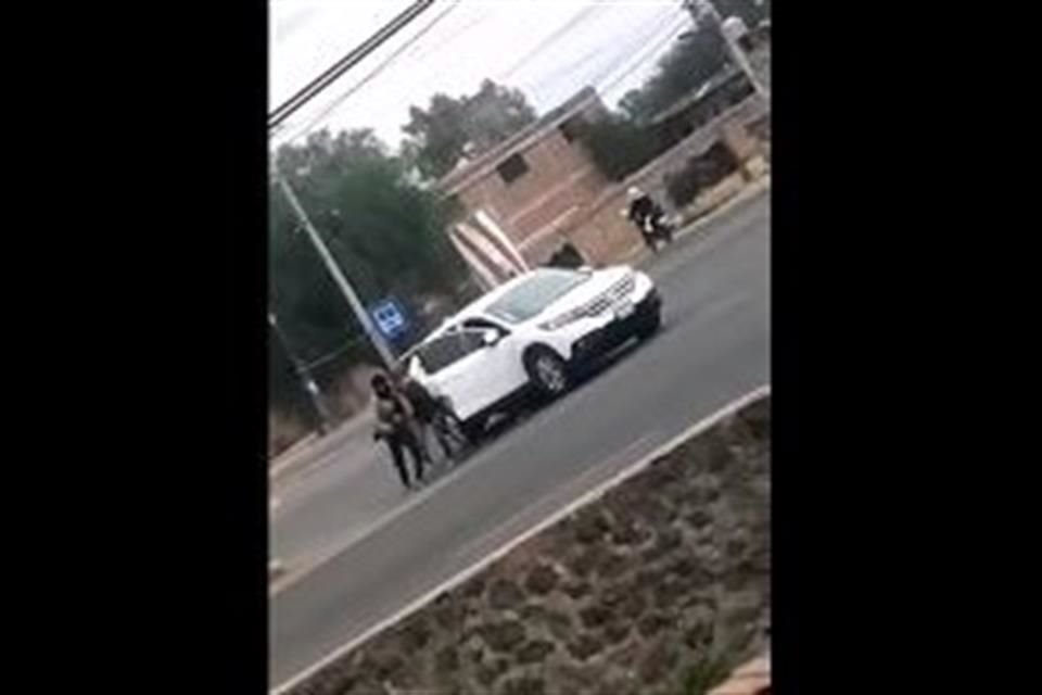 Sujetos armados fueron captados por pobladores huyendo tras enfrentarse con policías municipales en Celaya, Guanajuato.