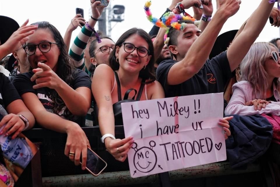 Cientos de fanáticos se dieron cita en el Autódromo  Hermanos Rodríguez para dar cierre al festival Corona Capital.