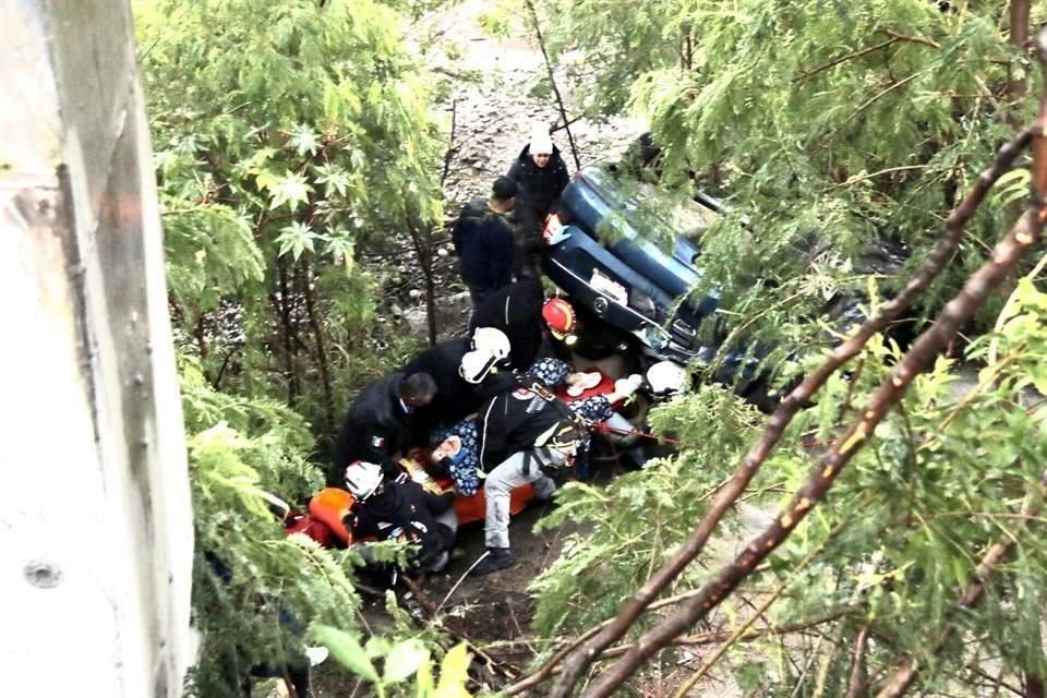 Tres mujeres y un niño resultaron con lesiones luego de que el vehículo en el que viajaban cayó al lecho del Río Santa Catarina.