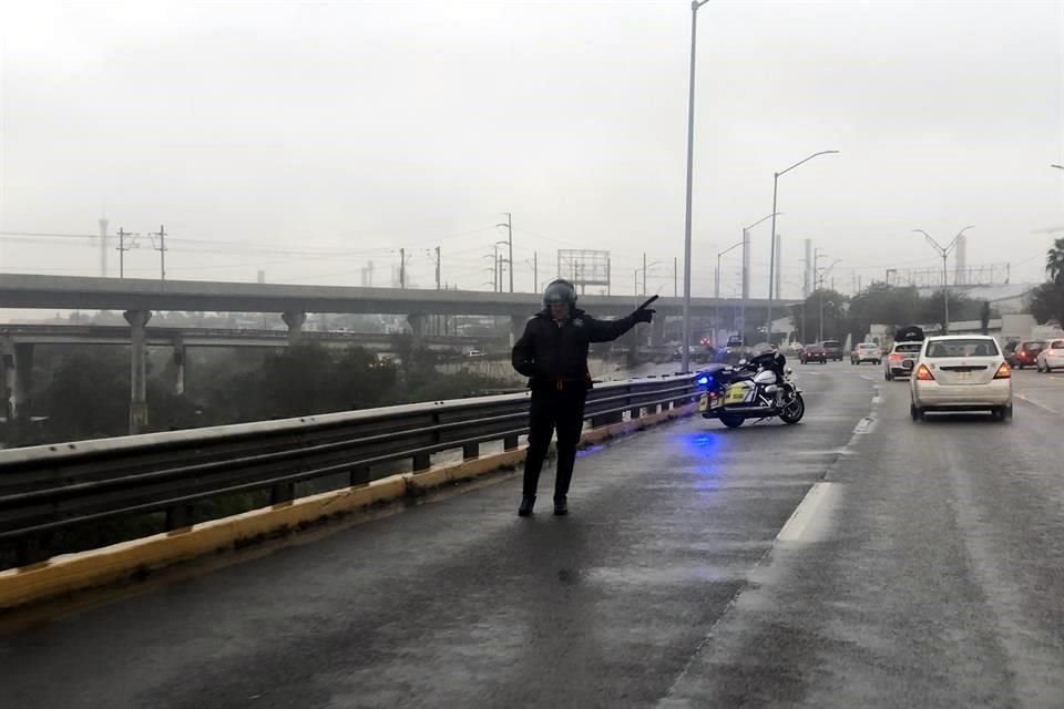 El accidente se reportó a las 17:00 horas en los carriles exprés de la Avenida Constitución, antes de llegar al Puente Guadalupe.
