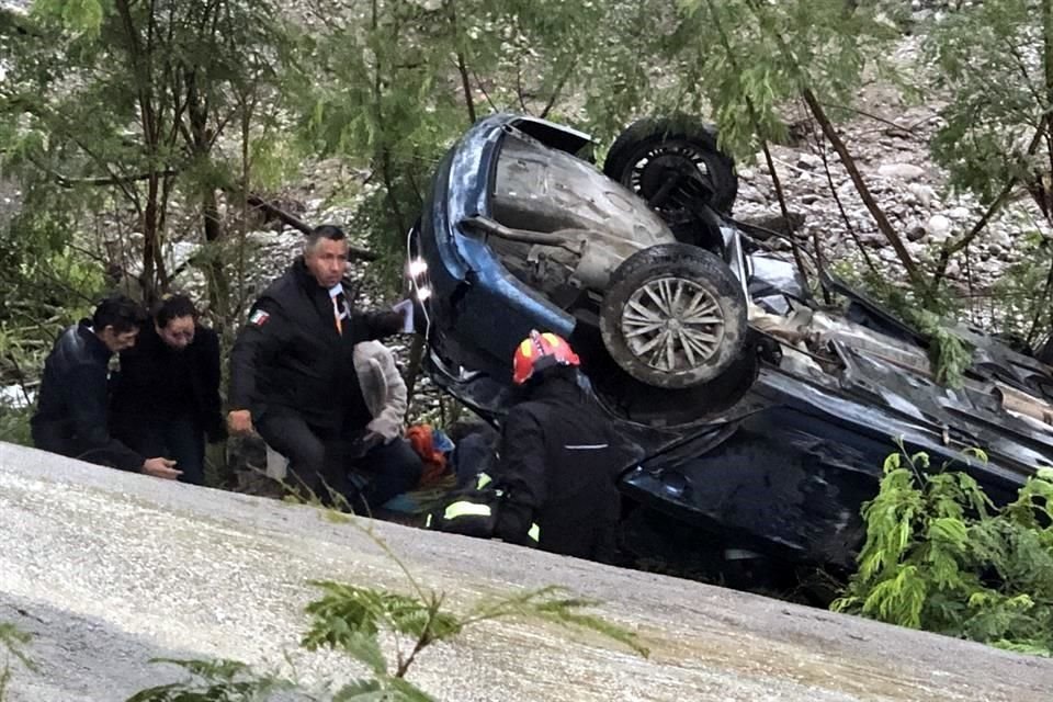 Sin embargo, Hernández Alfaro quedó con una pierna atrapada en el vehículo, por lo que fue necesario liberarla y posteriormente colocarla en una canastilla tipo sked para sacarla.