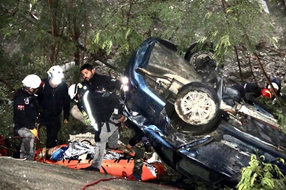 Galindo, presunta conductora del Volkswagen Vento, fue la última en ser rescatada y fue inmovilizada en la avenida Constitución antes de ser colocada en camilla para su traslado a un hospital.