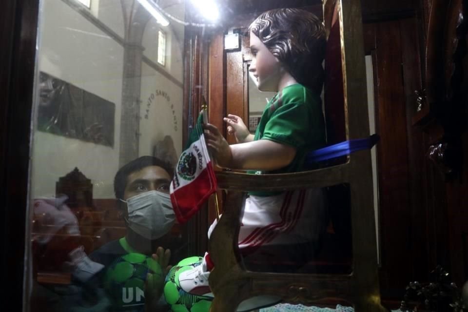 Los aficionados acuden a pedir el milagro.