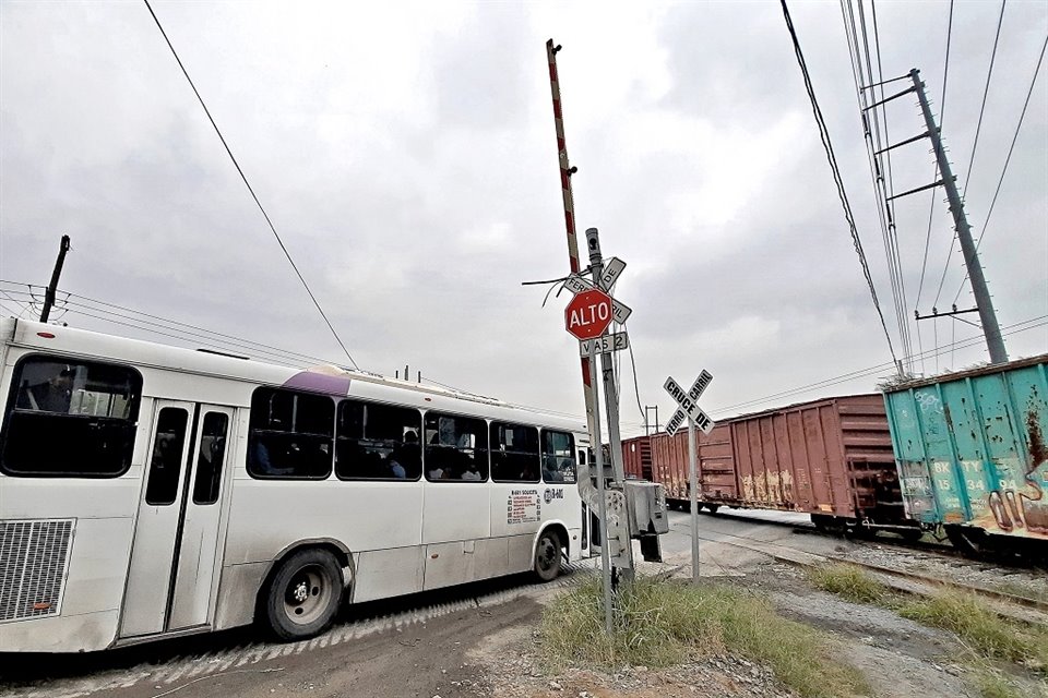 A la hora de asumir responsabilidades, los cruces de trenes son tierra de nadie, y para muestra está el del kilómetro 5.5 de la Carretera a García. Pese a que una persona murió ahí el 2 de noviembre, aún no bajan las plumas cuando pasan los vagones.