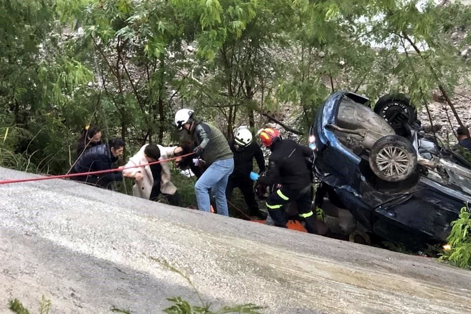 Los lesionados fueron auxiliados por rescatistas de Protección Civil de Monterrey y del Estado.