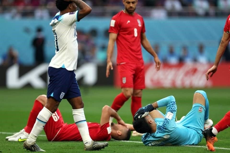 El portero Alireza Beiranvand chocó accidentalmente con su compañero Majid Hosseini en la primera mitad.