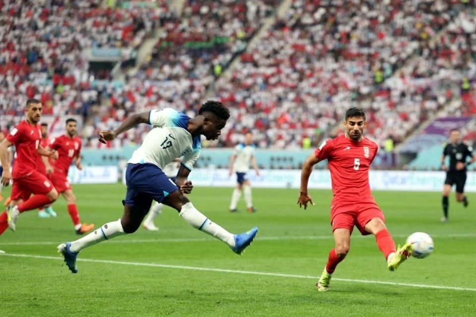 Bukayo Saka probando con un disparo desde el costado derecho.