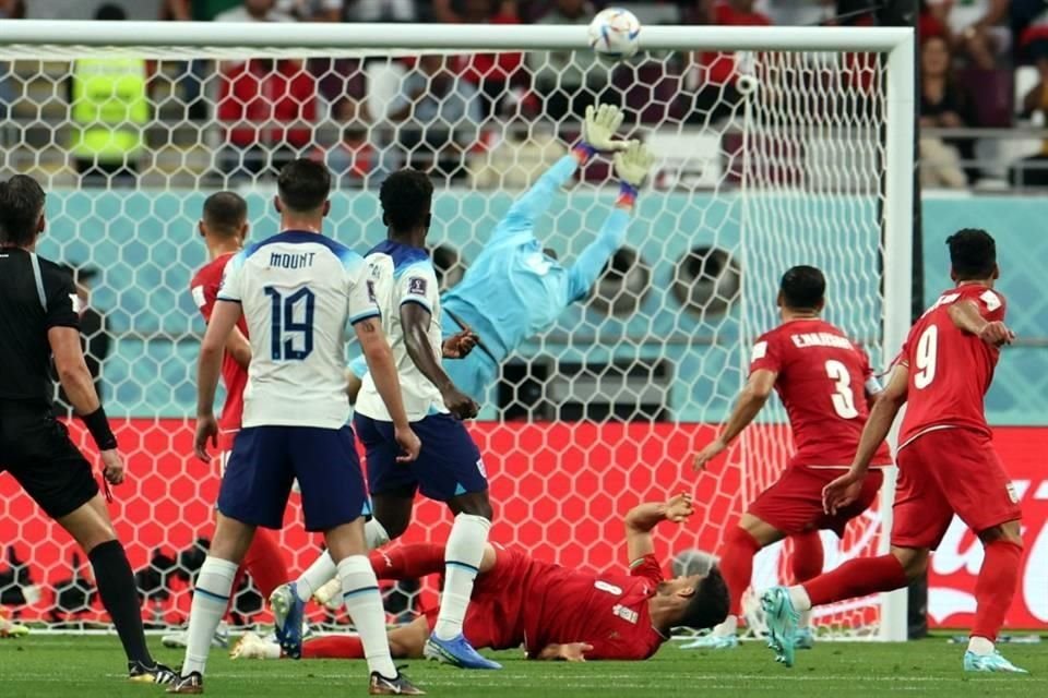 Bukayo Saka prendió el balón de medio distancia, venció al portero y anotó el 2-0 momentáneo, su primer gol de la tarde.