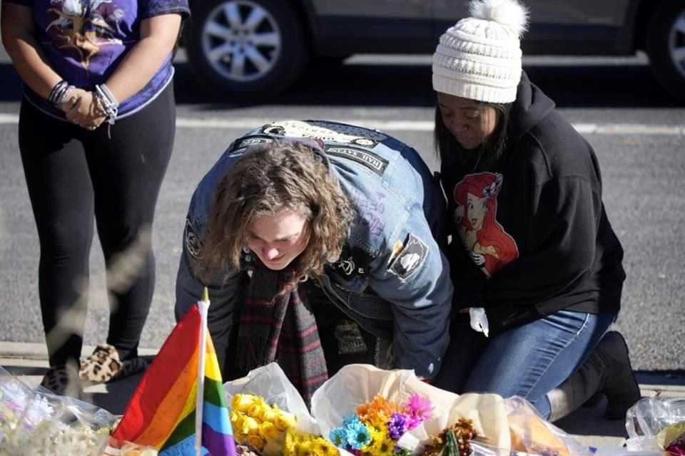 Un tributo improvisado con una exhibición de flores en una esquina cerca del lugar de un tiroteo masivo en un bar gay.